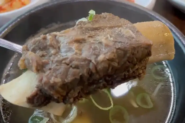 특곰탕 국물 속 부드러운 고기