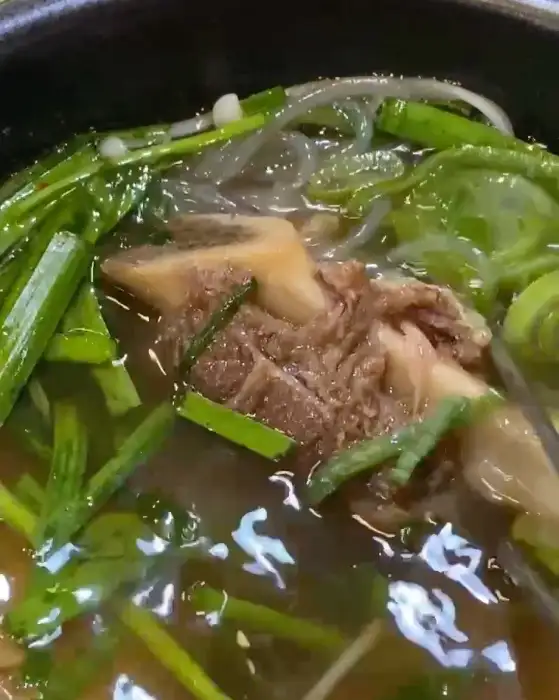 갈비탕에 들어있는 푸짐한 갈비