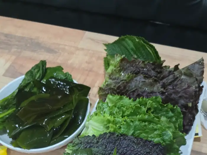 다양하고 신선한 쌈 채소가 푸짐하게 담긴 접시