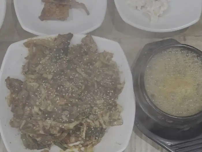 제육볶음과 함께 나온 뚝배기 된장찌개