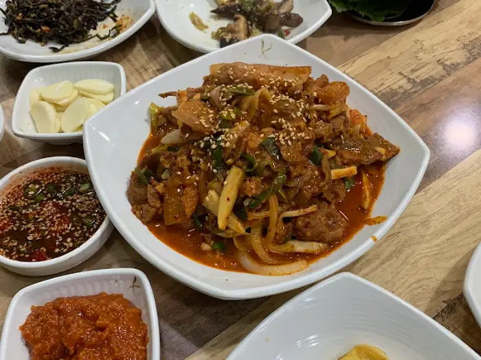 다양한 밑반찬과 함께 차려진 쌈밥 한상차림