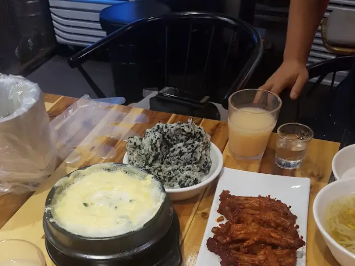 닭발, 밥, 계란찜, 그리고 음료가 차려진 식탁