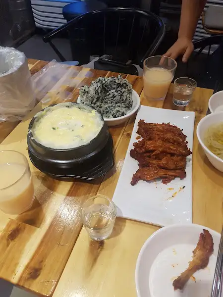 계란찜과 밥, 그리고 닭발이 놓인 테이블 풍경