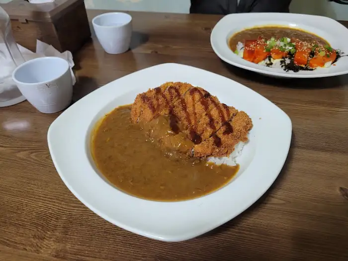 먹음직스럽게 놓인 돈까스 카레와 연어카레