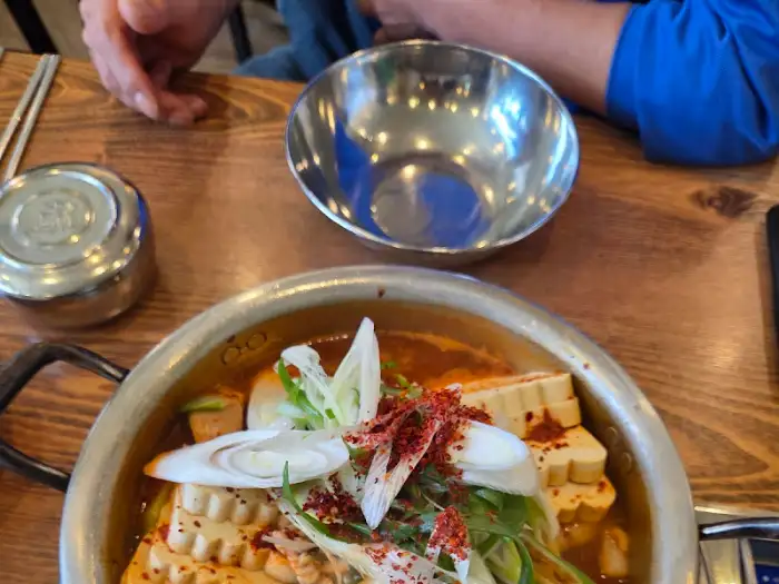 동태찌개 속 두부와 채소 모습