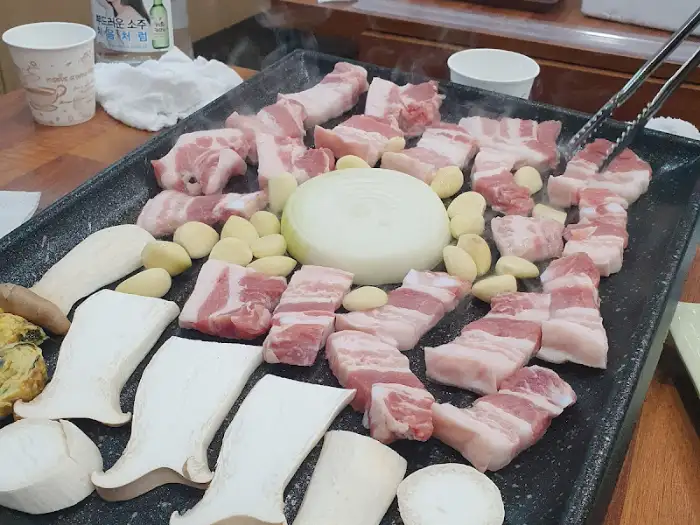 삼겹살 굽는 모습