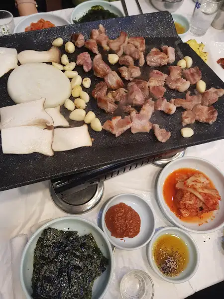 삼겹살과 곁들임 음식