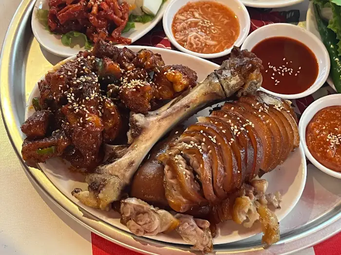 옴그족발 군산수송점의 족발과 곁들임 메뉴