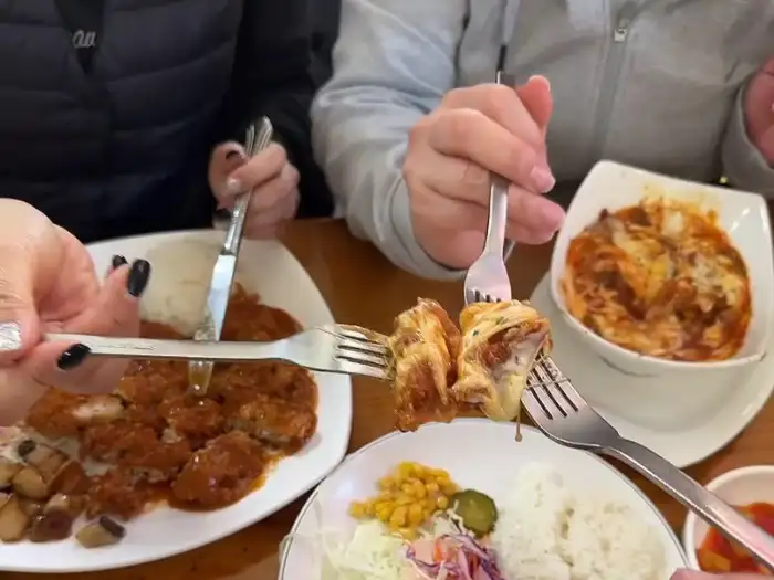 돈까스와 곁들임 음식