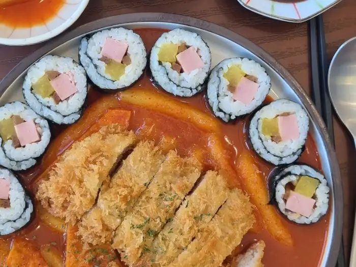 돈까스와 함께 나온 롤과 떡볶이