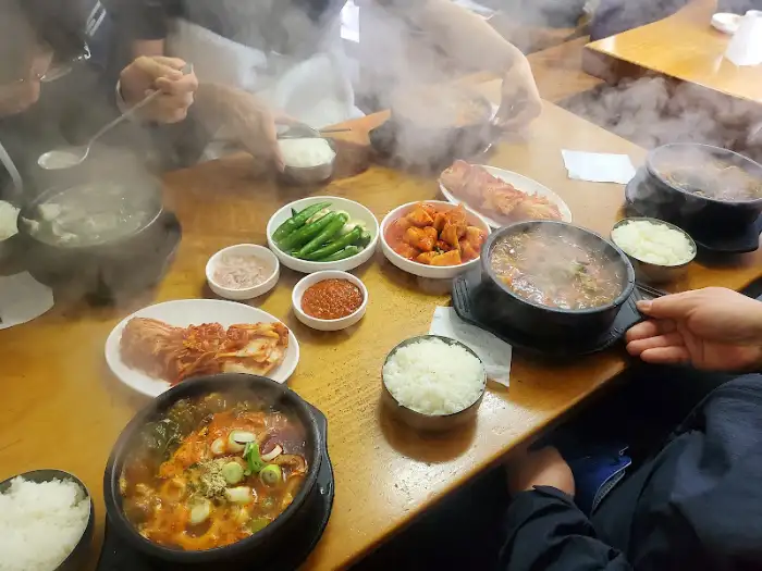 테이블에 차려진 음식들 사진