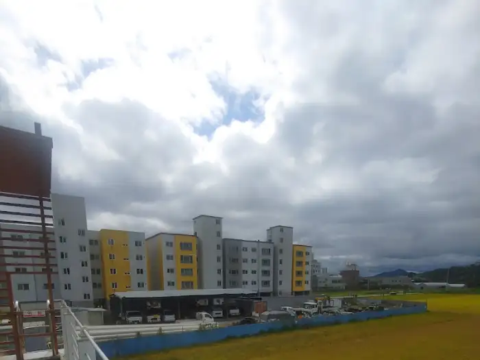 주변 건물들과 논밭이 보이는 풍경