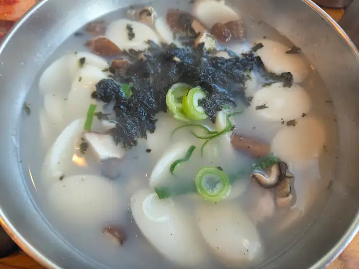 바질, 김, 버섯 등이 들어간 떡국