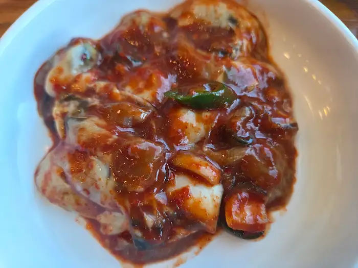 매콤하게 버무려진 굴 요리의 클로즈업
