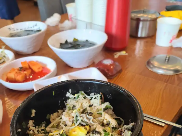 테이블 위 음식과 음료, 그리고 컵들