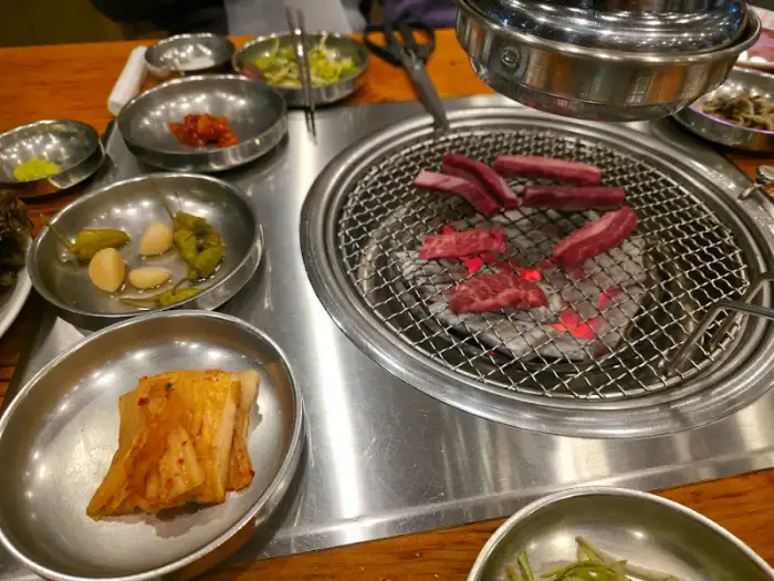 숯불 위에서 구워지는 소고기