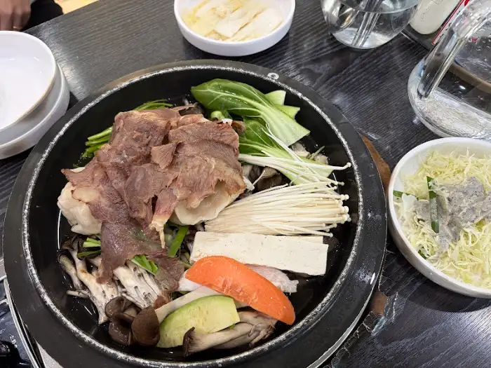 만두전골 속 푸짐한 버섯과 야채