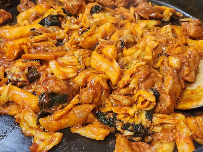 양념이 잘 밴 닭갈비와 떡