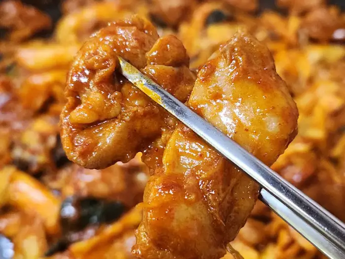 맛깔스럽게 양념된 닭고기 조각