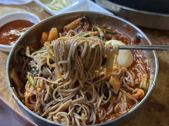 새콤달콤해 보이는 비빔 막국수