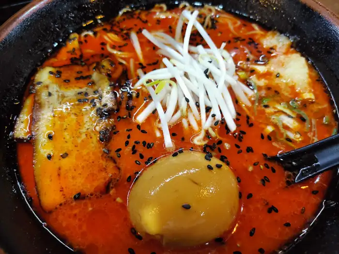 매콤한 국물이 매력적인 }홍라면