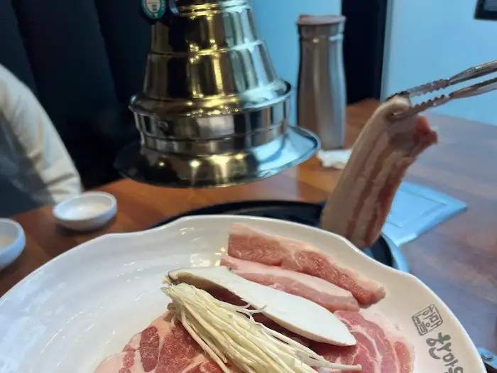 불판에 올라간 돼지고기와 버섯