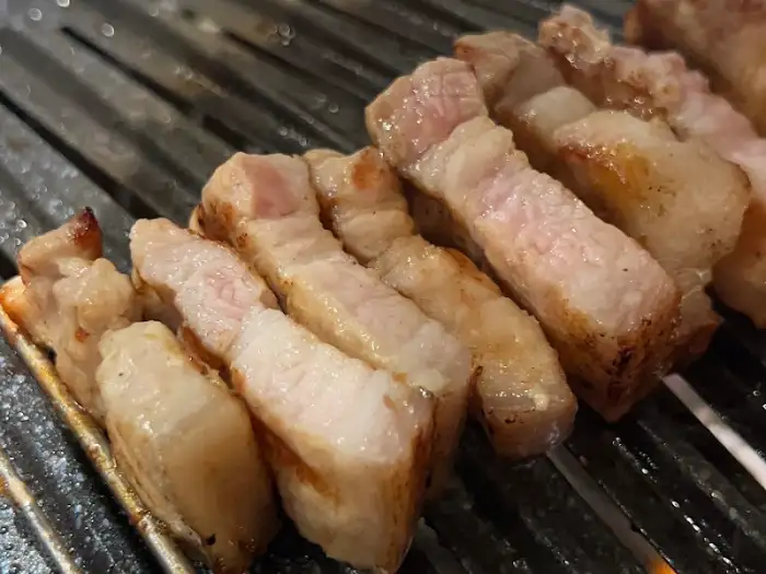 불판 위에서 익고 있는 돼지고기