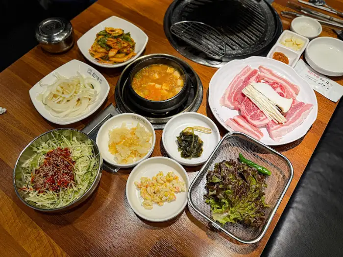 한상 가득 차려진 고기와 밑반찬
