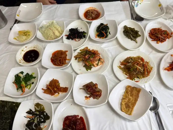 다양한 반찬이 차려진 테이블