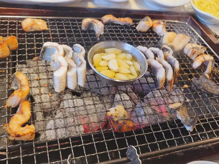 숯불 위 장어구이와 마늘