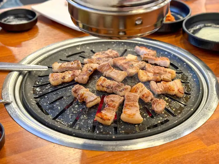 불판 가득 구워진 삼겹살 조각들