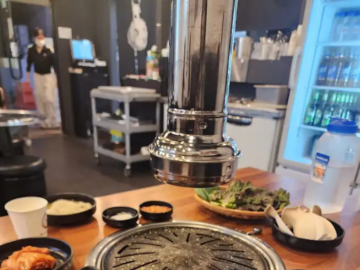 식당 내부와 테이블 세팅 모습