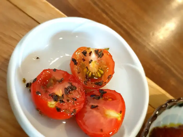 오븐에 구워진 방울토마토