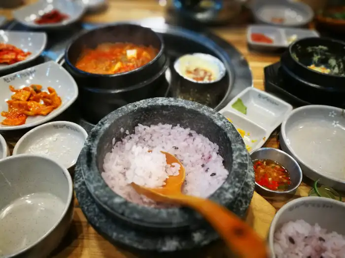 돌솥밥과 김치찌개가 준비된 테이블 모습