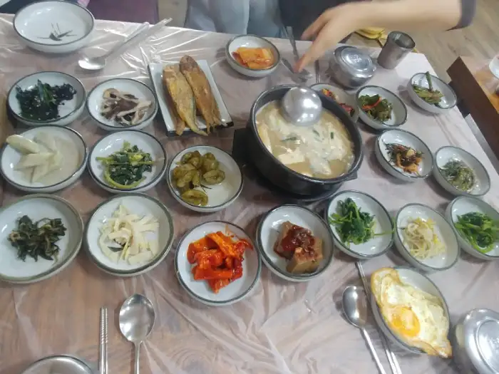테이블에 놓인 음식들