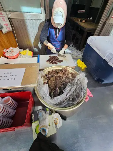 순대를 썰고 있는 모습