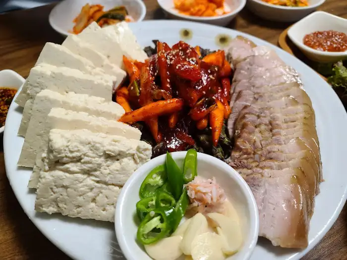 두부, 더덕구이, 보쌈 플레이트