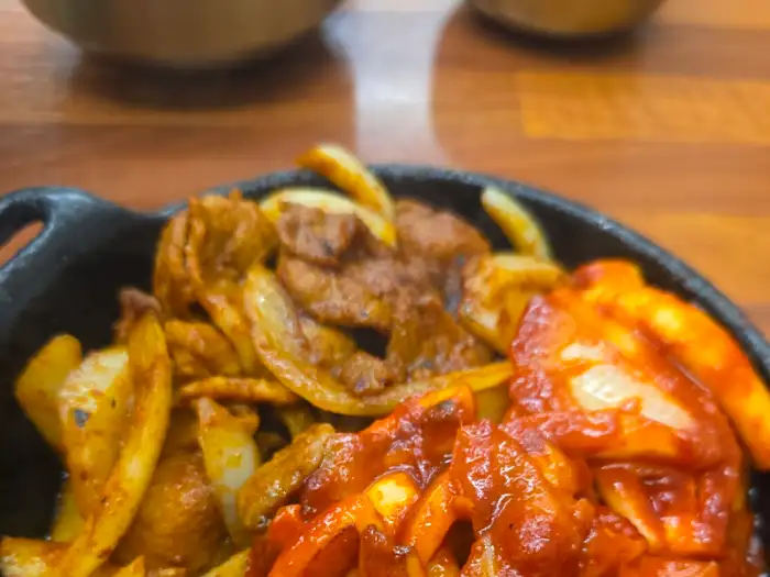 들꽃쌈밥 제육볶음 클로즈업