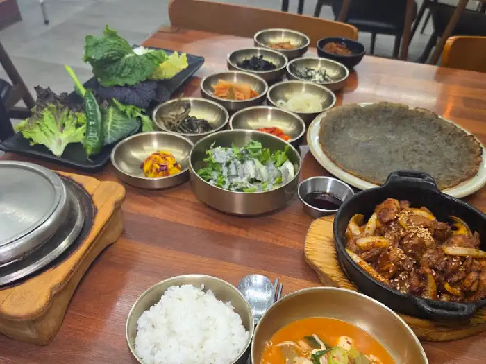 들꽃쌈밥 테이블 세팅