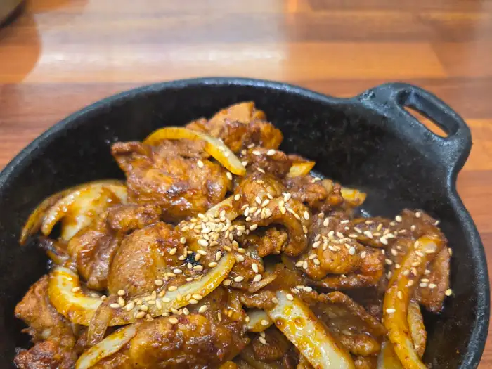 들꽃쌈밥 제육볶음 클로즈업 (다른 각도)