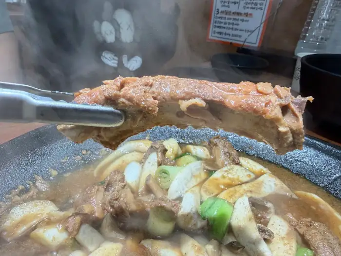 집게로 등갈비 들어 올리기