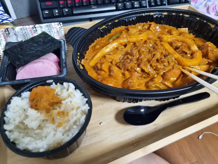 푸짐하게 차려진 묵은지 닭볶음탕 한상