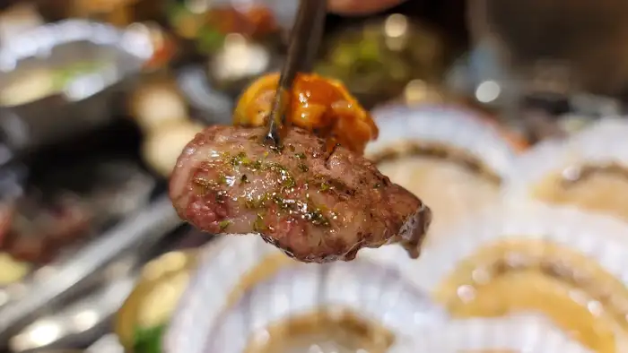 숯불에 구워지는 고기 한 점