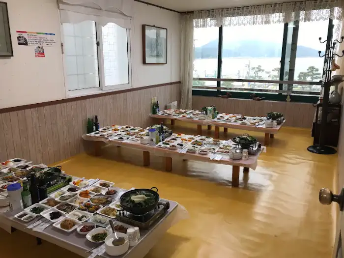 식당 내부 테이블 세팅 모습