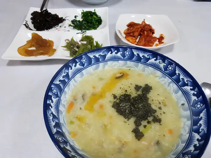 다양한 곁들임 반찬 모습