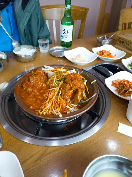 테이블에 차려진 음식과 술병