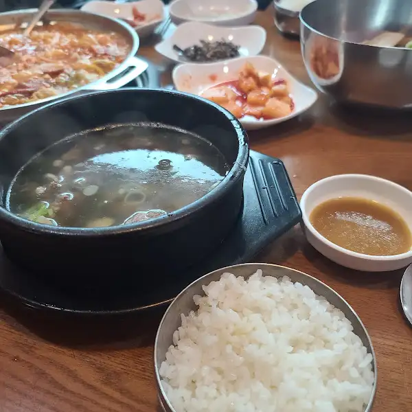 왕갈비탕과 곁들임 반찬
