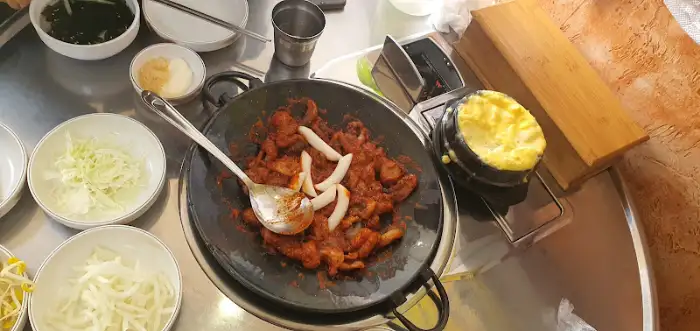 보글보글 끓는 쭈꾸미 볶음