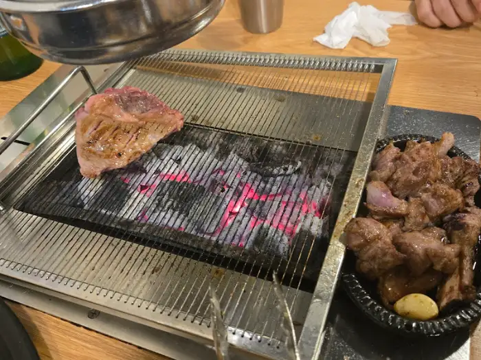 숯불 위 양갈비와 버섯