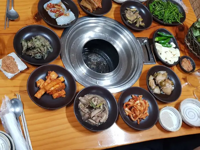 숯불 갈비집의 다양한 밑반찬
